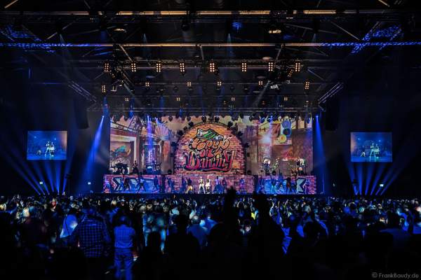 Aneta Sablik und DJ BoBo bei der Weltpremiere der Show MYSTORIAL am 13. Januar 2017 im Europa-Park Rust