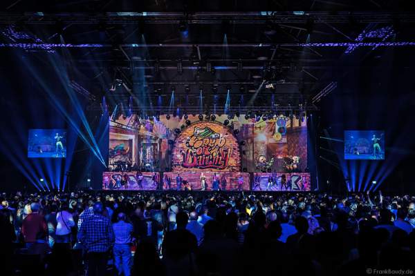 Aneta Sablik und DJ BoBo bei der Weltpremiere der Show MYSTORIAL am 13. Januar 2017 im Europa-Park Rust