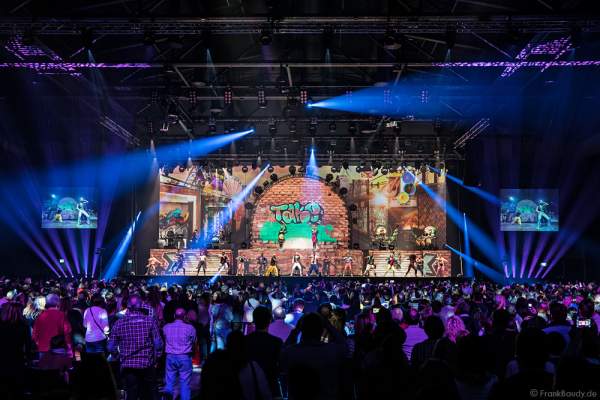 Aneta Sablik und DJ BoBo bei der Weltpremiere der Show MYSTORIAL am 13. Januar 2017 im Europa-Park Rust