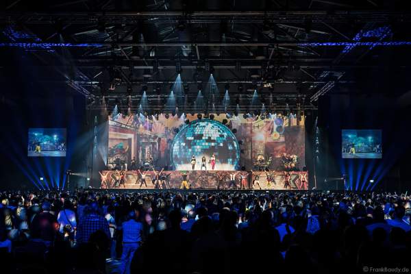 Aneta Sablik und DJ BoBo bei der Weltpremiere der Show MYSTORIAL am 13. Januar 2017 im Europa-Park Rust