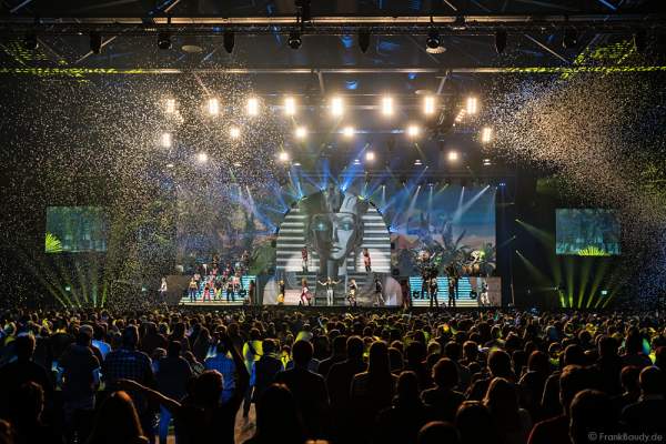 Finale der Show MYSTORIAL von DJ BoBo mit Flitterregen am 13. Januar 2017 in der neuen Multifunktionshalle des Europa-Park Rust