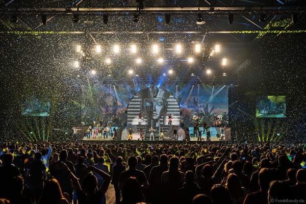 Finale der Show MYSTORIAL von DJ BoBo mit Flitterregen am 13. Januar 2017 in der neuen Multifunktionshalle des Europa-Park Rust