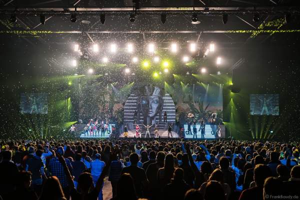 Finale der Show MYSTORIAL von DJ BoBo mit Flitterregen am 13. Januar 2017 in der neuen Multifunktionshalle des Europa-Park Rust