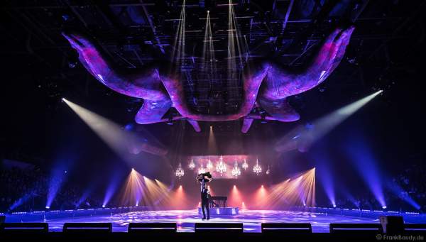 Hauptläufer-Paar Annette Dytrt und Yannick Bonheur bei der Eisshow TIME von Holiday on Ice in der SAP Arena Mannheim
