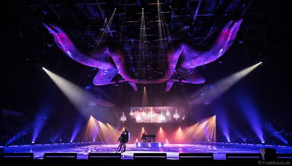Annette Dytrt und Yannick Bonheur bei der Eisshow TIME von Holiday on Ice in der SAP Arena Mannheim