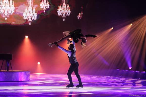 Annette Dytrt und Yannick Bonheur bei der Eisshow TIME von Holiday on Ice in der SAP Arena Mannheim