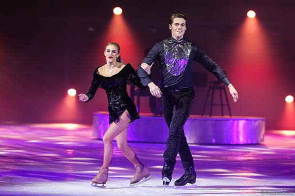 Lloyd Jones und Megan Marschall bei der Eisshow TIME von Holiday on Ice in der SAP Arena Mannheim