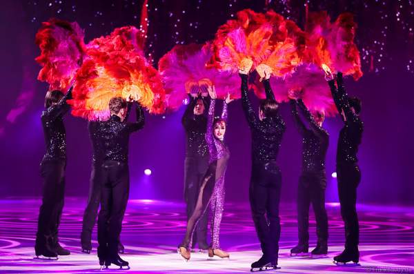 Lisa Mochizucki und das Ensemble bei der Eisshow TIME von Holiday on Ice in der SAP Arena Mannheim