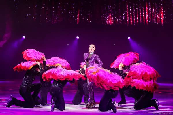 Lisa Mochizucki und das Ensemble bei der Eisshow TIME von Holiday on Ice in der SAP Arena Mannheim