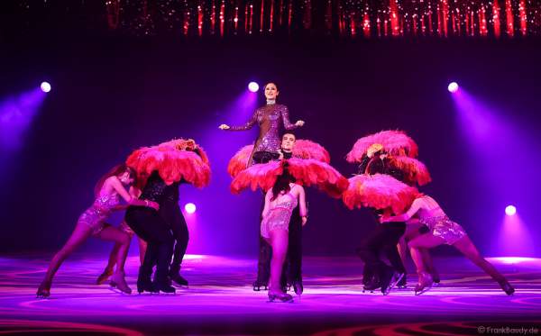 Lisa Mochizucki und das Ensemble bei der Eisshow TIME von Holiday on Ice in der SAP Arena Mannheim