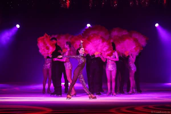 Lisa Mochizucki und das Ensemble bei der Eisshow TIME von Holiday on Ice in der SAP Arena Mannheim