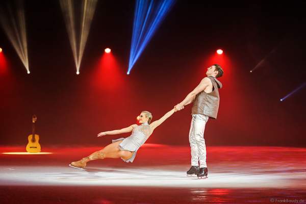 Lloyd Jones und Megan Marschall bei der Eisshow TIME von Holiday on Ice in der SAP Arena Mannheim