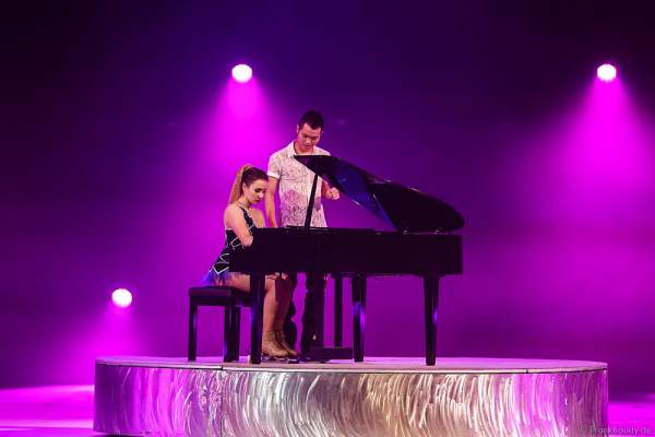 Pianist und Figure Skater Vincent Ip und Lolita Yermak bei der Eisshow TIME von Holiday on Ice in der SAP Arena Mannheim