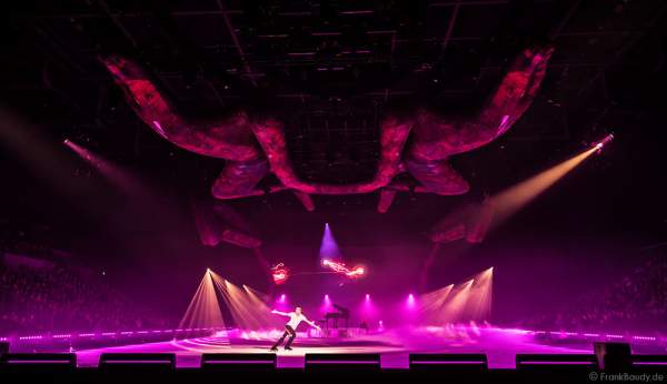 Pianist und Figure Skater Vincent Ip bei der Eisshow TIME von Holiday on Ice in der SAP Arena Mannheim