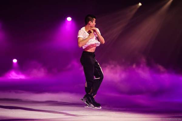Pianist und Figure Skater Vincent Ip bei der Eisshow TIME von Holiday on Ice in der SAP Arena Mannheim