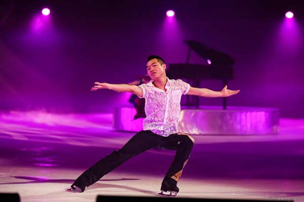 Pianist und Figure Skater Vincent Ip bei der Eisshow TIME von Holiday on Ice in der SAP Arena Mannheim