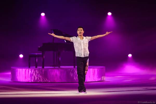 Pianist und Figure Skater Vincent Ip bei der Eisshow TIME von Holiday on Ice in der SAP Arena Mannheim