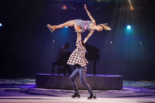 Stanislav Vederski und Viktoria Maksiuta (Viktoriya Maksyuta oder Victoria Maxiuta) bei der Eisshow TIME von Holiday on Ice in der SAP Arena Mannheim