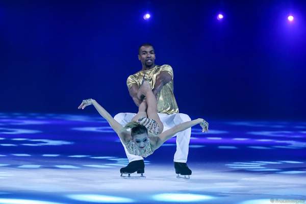 Hauptläufer-Paar Annette Dytrt und Yannick Bonheur bei der Eisshow TIME von Holiday on Ice in der SAP Arena Mannheim