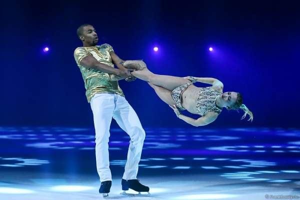 Hauptläufer-Paar Annette Dytrt und Yannick Bonheur bei der Eisshow TIME von Holiday on Ice in der SAP Arena Mannheim
