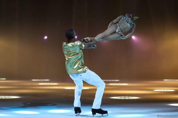 Hauptläufer-Paar Annette Dytrt und Yannick Bonheur bei der Eisshow TIME von Holiday on Ice in der SAP Arena Mannheim