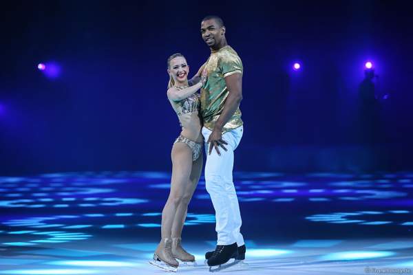 Hauptläufer-Paar Annette Dytrt und Yannick Bonheur bei der Eisshow TIME von Holiday on Ice in der SAP Arena Mannheim