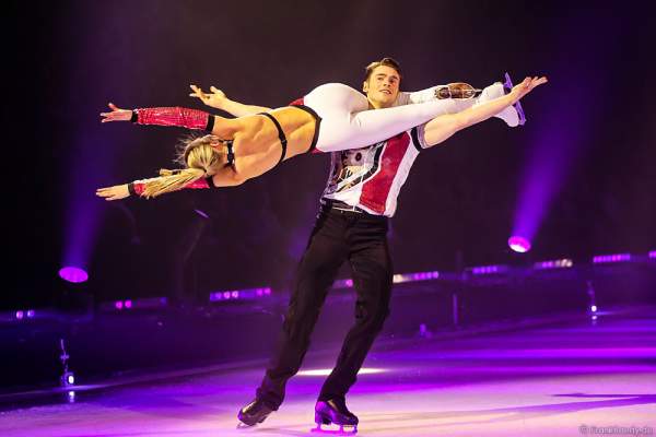Lloyd Jones und Megan Marschall bei der Eisshow TIME von Holiday on Ice in der SAP Arena Mannheim