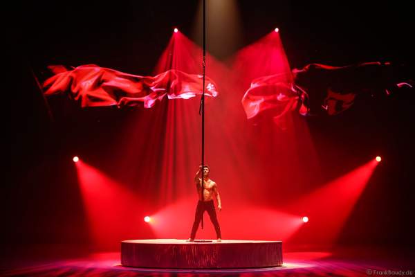 Akrobat Donet Collazo bei der Eisshow TIME von Holiday on Ice in der SAP Arena Mannheim 2017