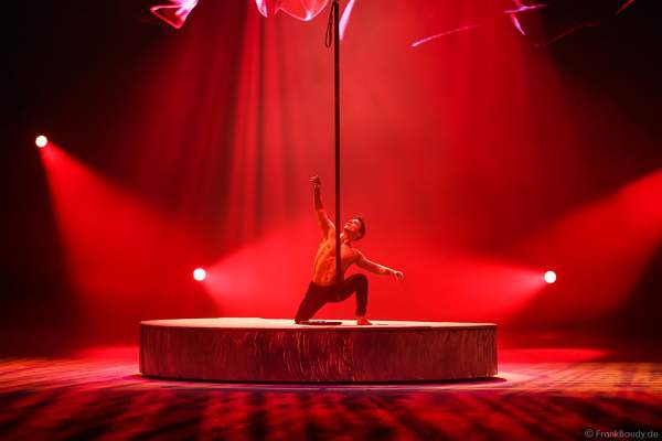 Akrobat Donet Collazo bei der Eisshow TIME von Holiday on Ice in der SAP Arena Mannheim 2017