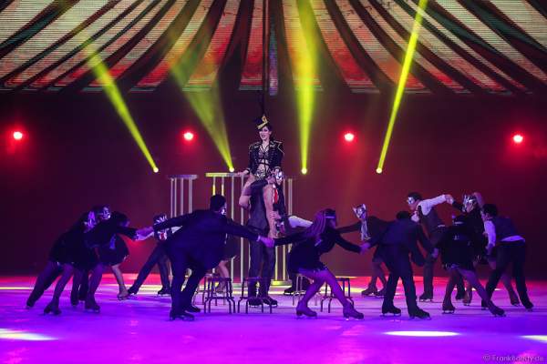 Lisa Mochizucki und das Ensemble bei der Eisshow TIME von Holiday on Ice in der SAP Arena Mannheim