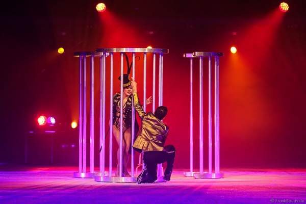 Mauro Bruni und Lisa Mochizucki bei der Eisshow TIME von Holiday on Ice in der SAP Arena Mannheim