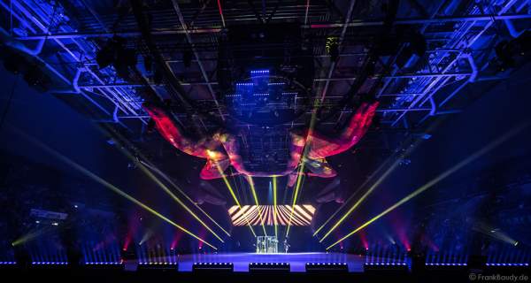 Lisa Mochizucki und das Ensemble bei der Eisshow TIME von Holiday on Ice in der SAP Arena Mannheim