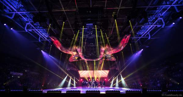 Lisa Mochizucki und das Ensemble bei der Eisshow TIME von Holiday on Ice in der SAP Arena Mannheim