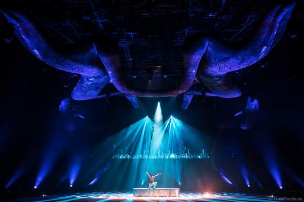 Akrobat Donet Collazo mit Feuerkreis bei der Eisshow TIME von Holiday on Ice in der SAP Arena Mannheim 2017
