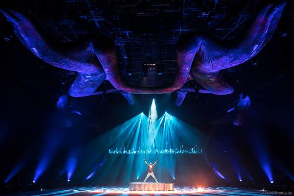 Akrobat Donet Collazo mit Feuerkreis bei der Eisshow TIME von Holiday on Ice in der SAP Arena Mannheim 2017