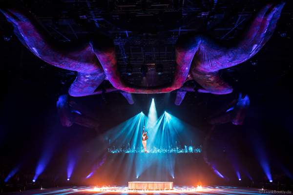 Akrobat Donet Collazo mit Feuerkreis bei der Eisshow TIME von Holiday on Ice in der SAP Arena Mannheim 2017