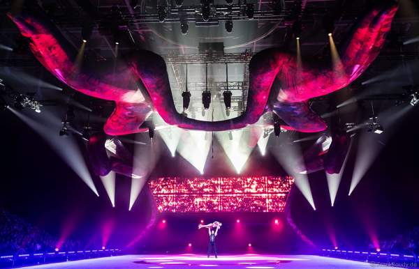 Stanislav Vederski und Viktoria Maksiuta (Viktoriya Maksyuta oder Victoria Maxiuta) bei der Eisshow TIME von Holiday on Ice in der SAP Arena Mannheim