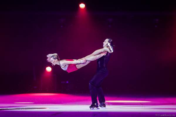 Stanislav Vederski und Viktoria Maksiuta (Viktoriya Maksyuta oder Victoria Maxiuta) bei der Eisshow TIME von Holiday on Ice in der SAP Arena Mannheim