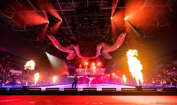 Stanislav Vederski und Viktoria Maksiuta (Viktoriya Maksyuta oder Victoria Maxiuta) bei der Eisshow TIME von Holiday on Ice in der SAP Arena Mannheim