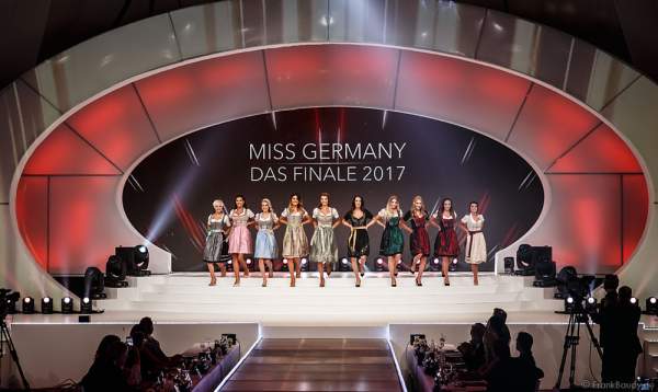 Show-Opening in Dirndln bei der Miss Germany 2017 Wahl im Europa-Park am 18. Februar 2017