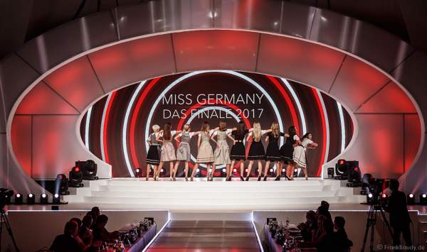 Show-Opening in Dirndln bei der Miss Germany 2017 Wahl im Europa-Park am 18. Februar 2017