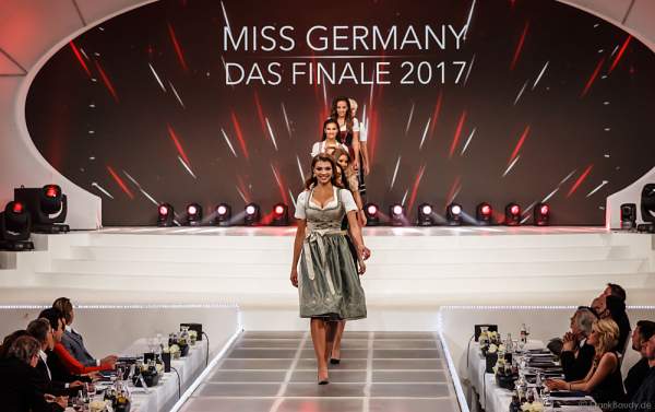 Show-Opening in Dirndln bei der Miss Germany 2017 Wahl im Europa-Park am 18. Februar 2017