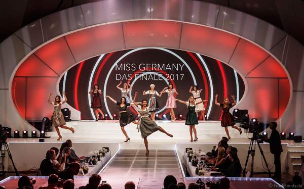Show-Opening in Dirndln bei der Miss Germany 2017 Wahl im Europa-Park am 18. Februar 2017