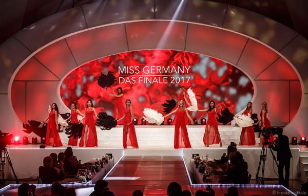 Show-Opening in Rot bei der Miss Germany 2017 Wahl im Europa-Park am 18. Februar 2017