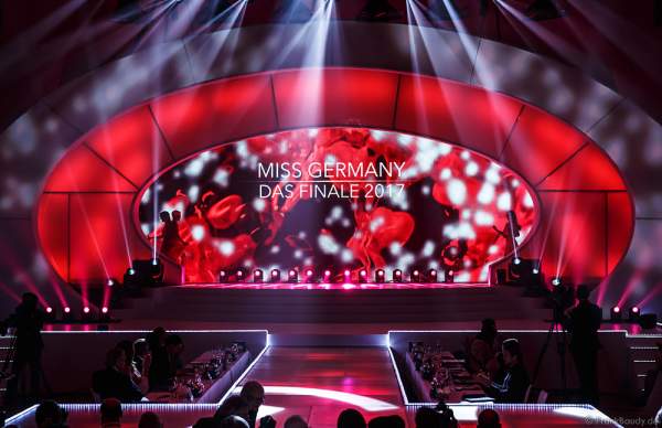 Show-Opening in Rot bei der Miss Germany 2017 Wahl im Europa-Park am 18. Februar 2017