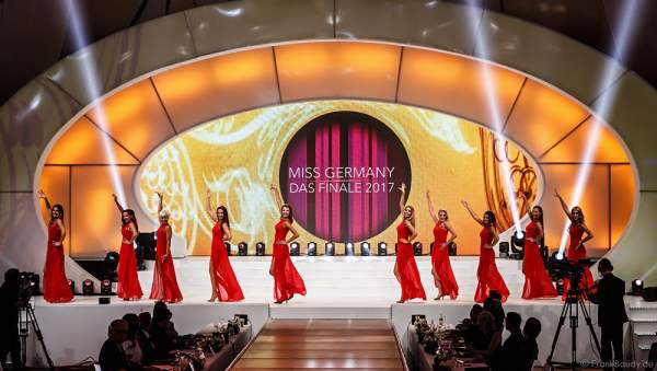 Show-Opening in Rot bei der Miss Germany 2017 Wahl im Europa-Park am 18. Februar 2017