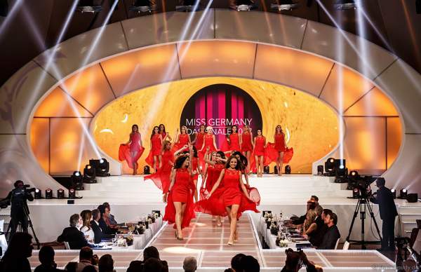 Show-Opening in Rot bei der Miss Germany 2017 Wahl im Europa-Park am 18. Februar 2017