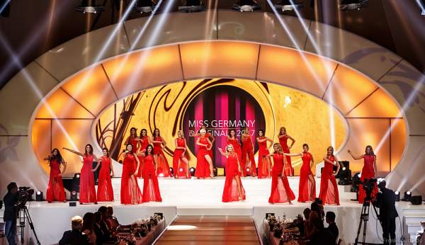 Show-Opening in Rot bei der Miss Germany 2017 Wahl im Europa-Park am 18. Februar 2017