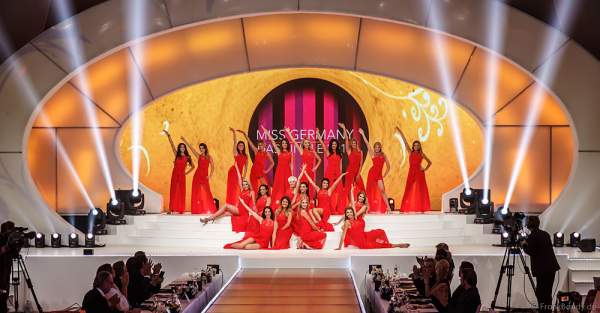 Show-Opening in Rot bei der Miss Germany 2017 Wahl im Europa-Park am 18. Februar 2017