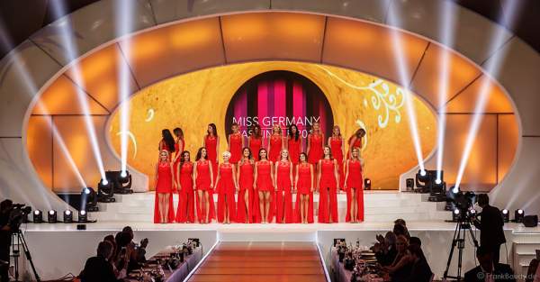 Show-Opening in Rot bei der Miss Germany 2017 Wahl im Europa-Park am 18. Februar 2017